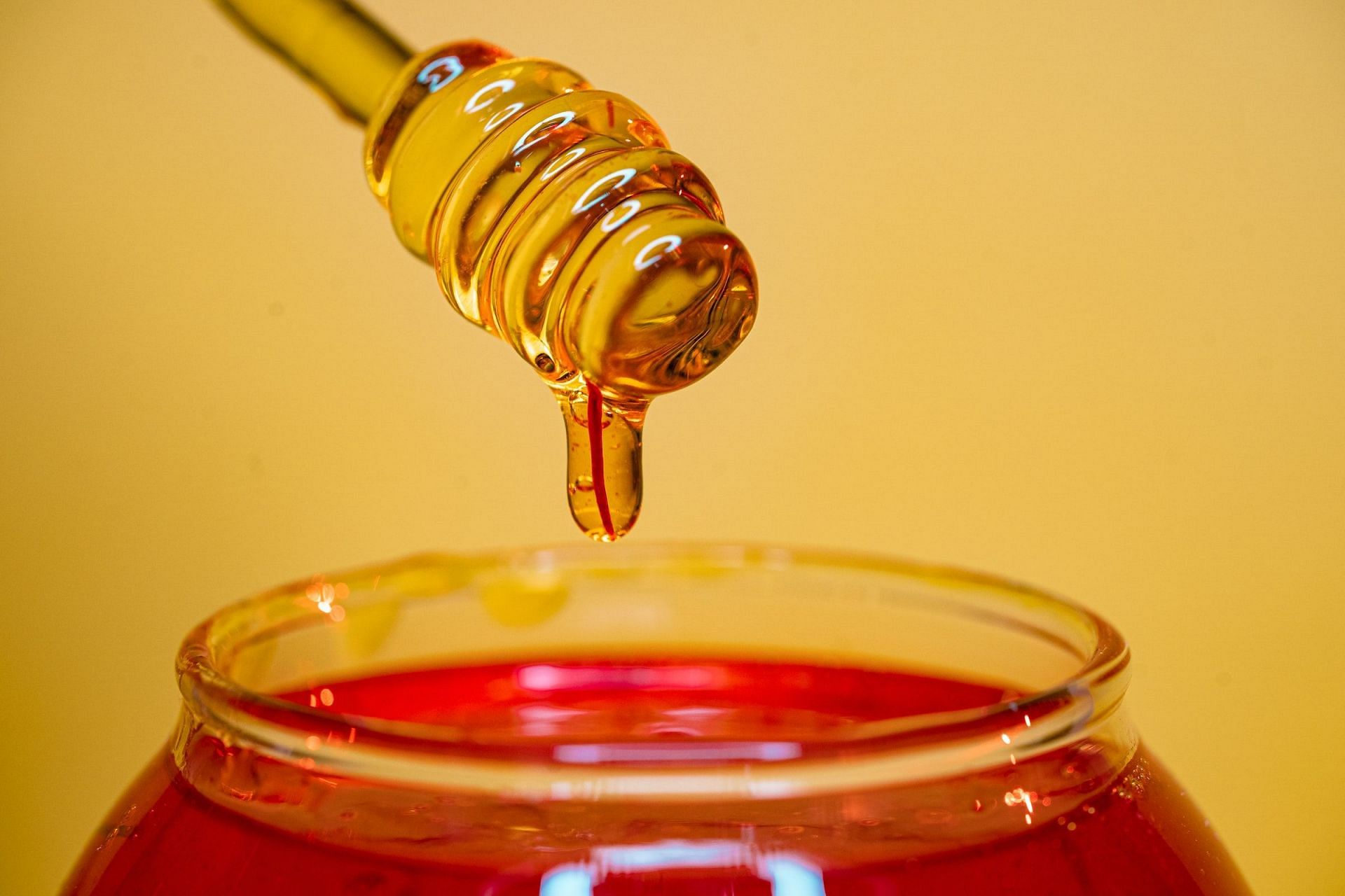 Honey is Healthy and Tasty (Image via Unsplash/Benyamin Bohlouli)