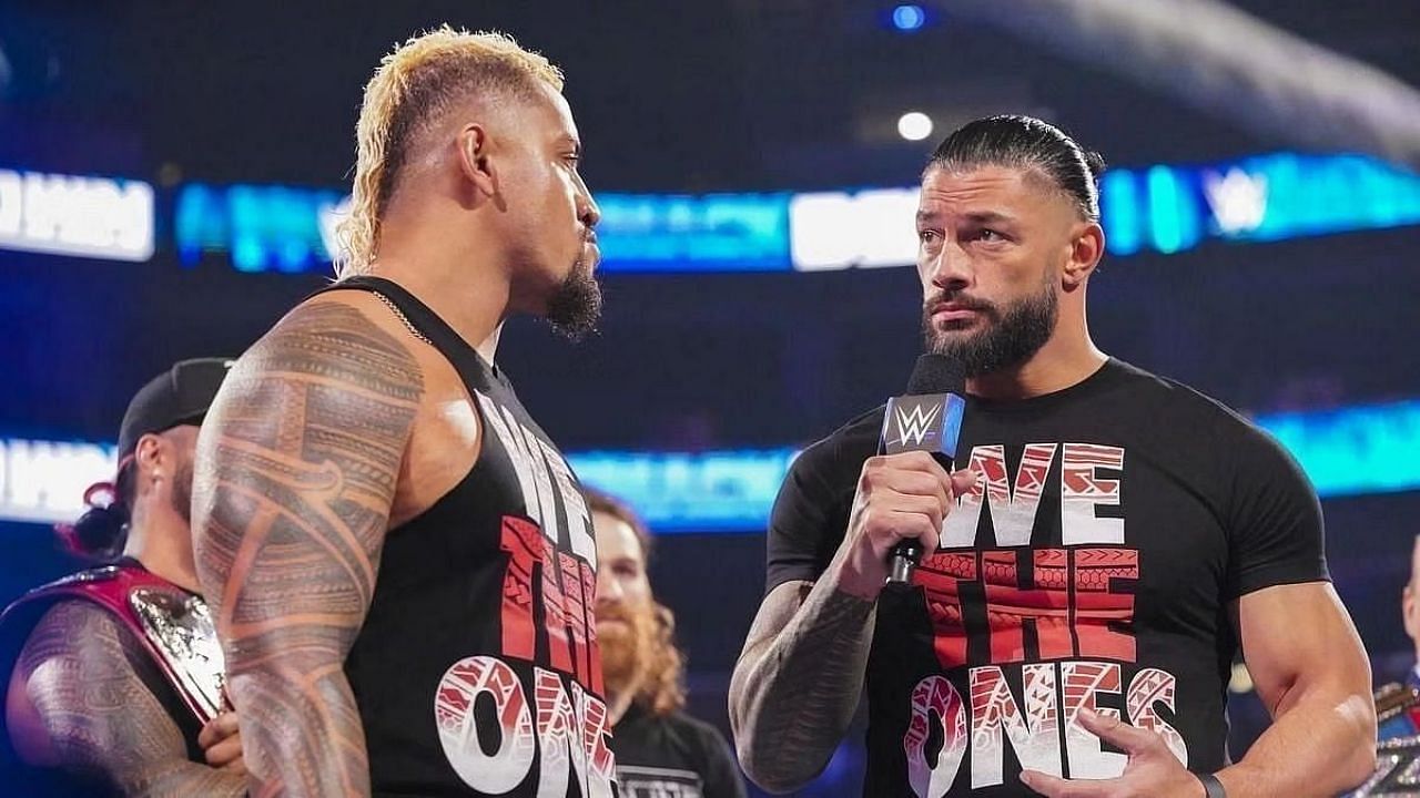 अनडिस्प्यूटेड WWE यूनिवर्सल चैंपियन रोमन रेंस और सोलो सिकोआ 