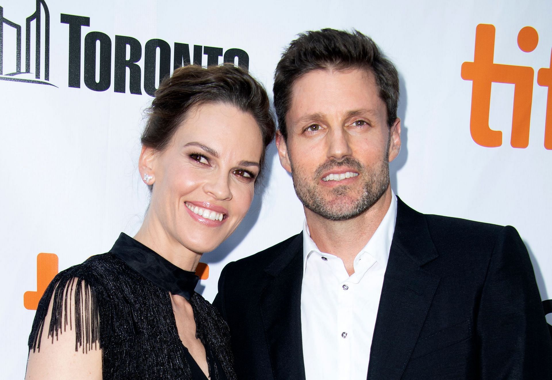 Hilary Swank and Philip Schneider (image via Getty Images)