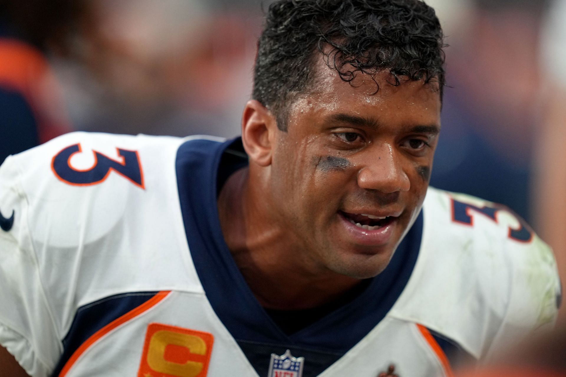 Broncos QB Russell Wilson, playing through right shoulder injury