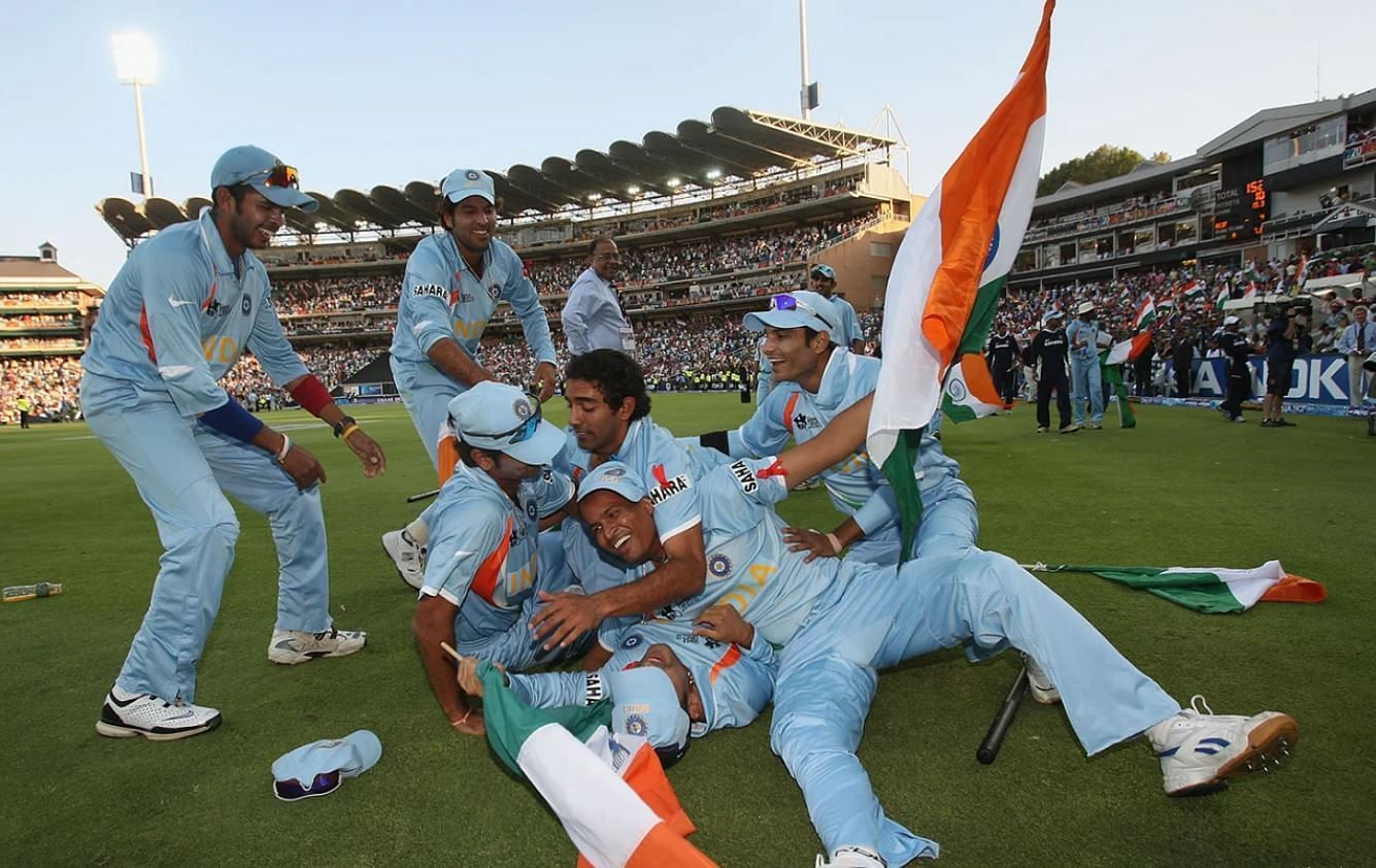 टीम इंडिया टी20 वर्ल्ड कप 2007 जीतने के बाद जश्न मनाती हुई 