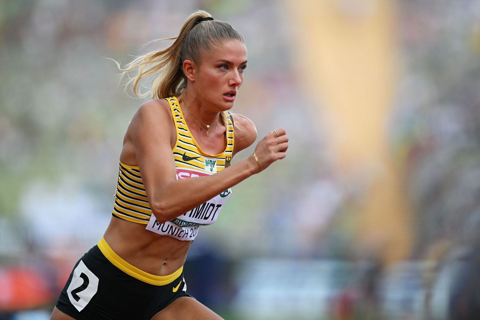What happened when Alica Schmidt took on Mats Hummels in a 400m race?