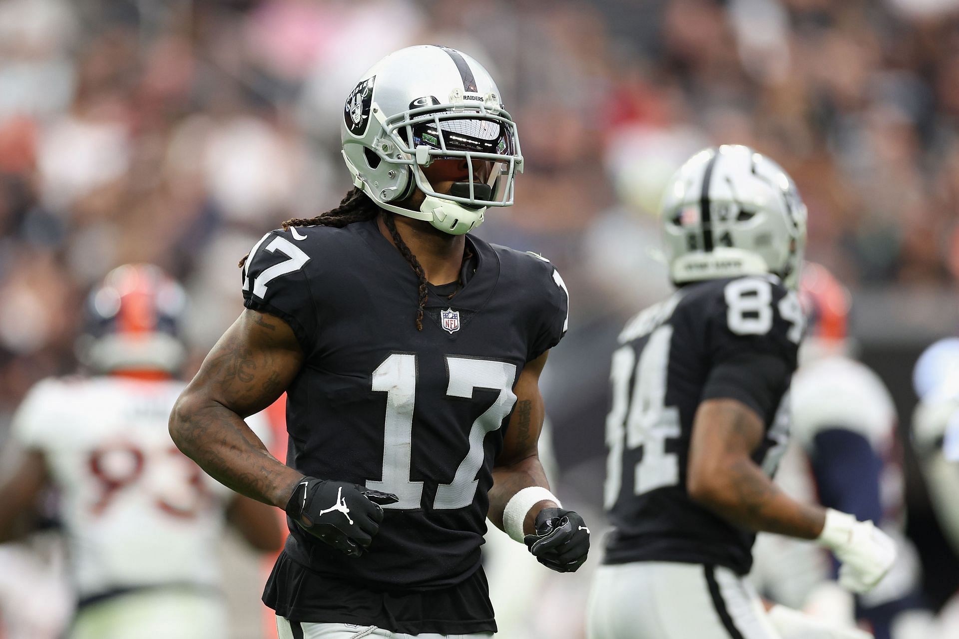 Las Vegas Raiders' Davante Adams Charged With Misdemeanor Assault for  Pushing Man After Game - WSJ