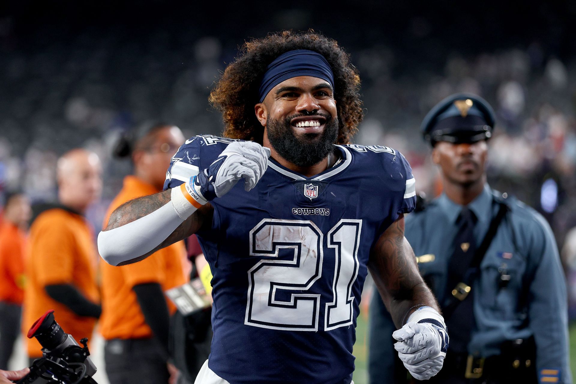 Ezekiel Elliott or Raheem Mostert