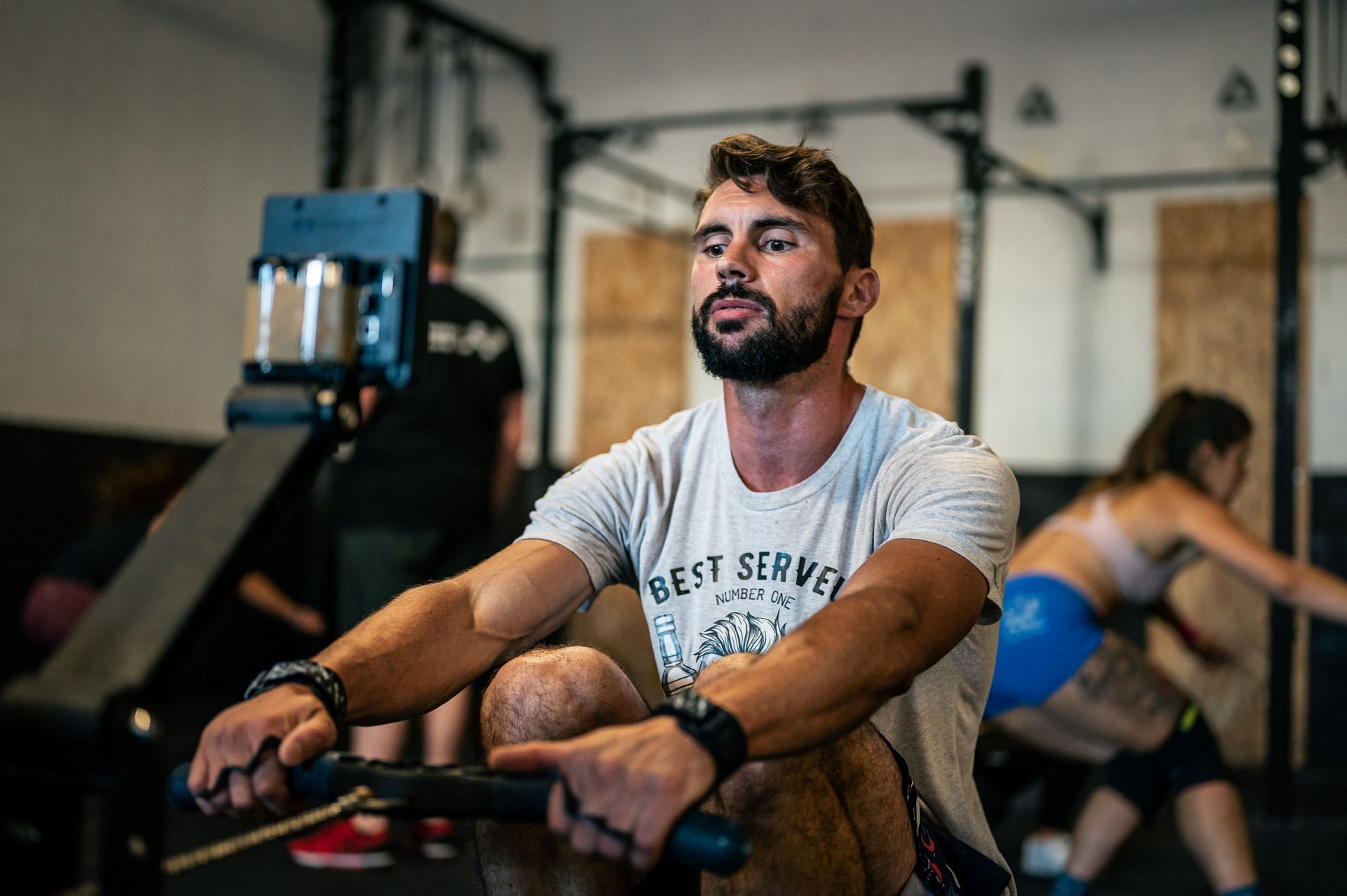 Here are the best rowing exercises for men to get a six-pack! (Image via unsplash/Bastien Plu)