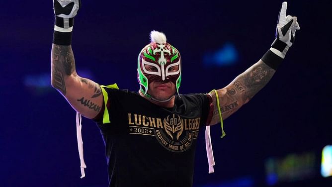 "Miles to go for him" – WWE legend opens up to seeing Rey Mysterio on SmackDown