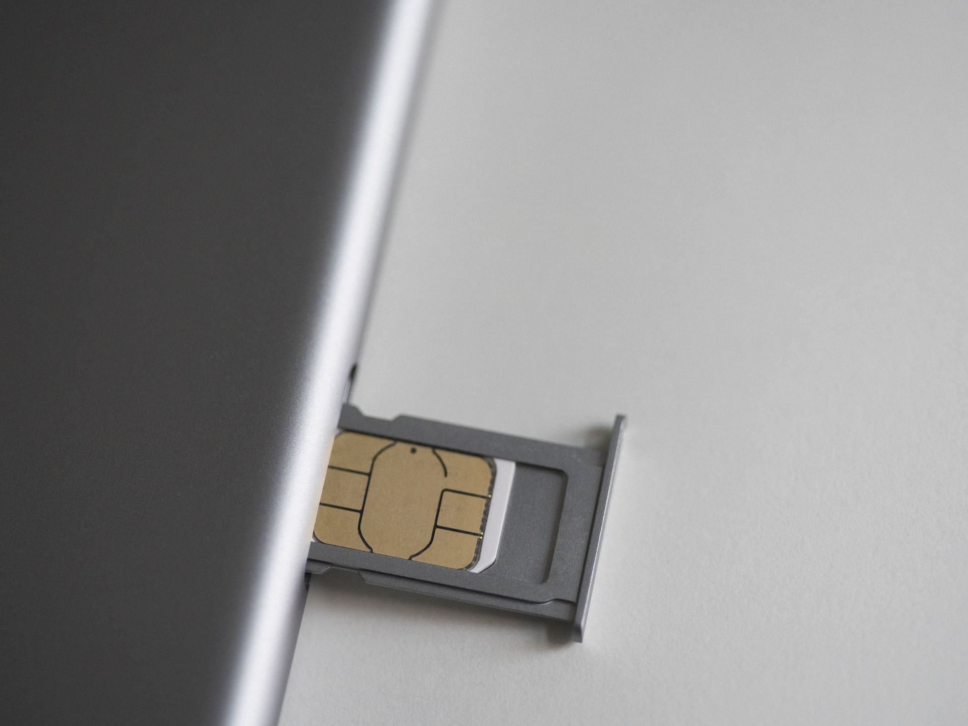 Users will have to use a physical SIM to use cellular data (Image via Getty Images/Halfdark) 