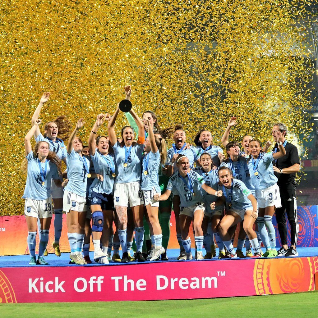 अपने दूसरे अंडर-17 महिला विश्व कप खिताब की ट्रॉफी के साथ स्पेन की महिला टीम।