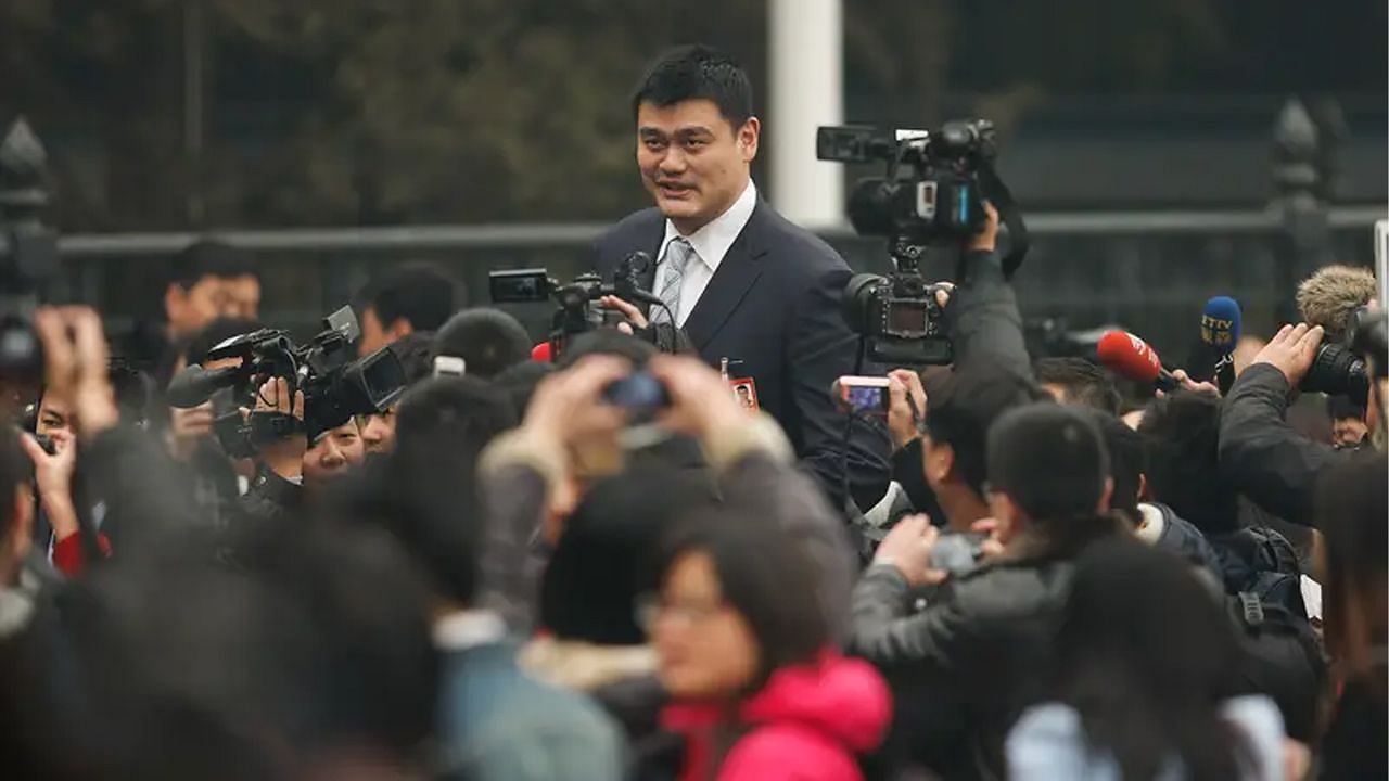 Yao looks even taller when surrounded by common people.