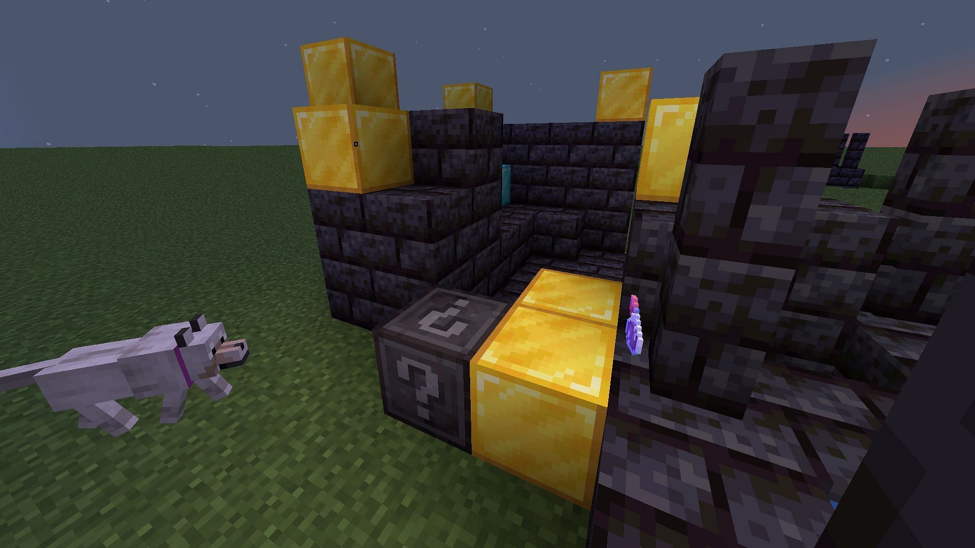 This lucky block mod adds different netherite-related drops in Minecraft (Image via CurseForge)
