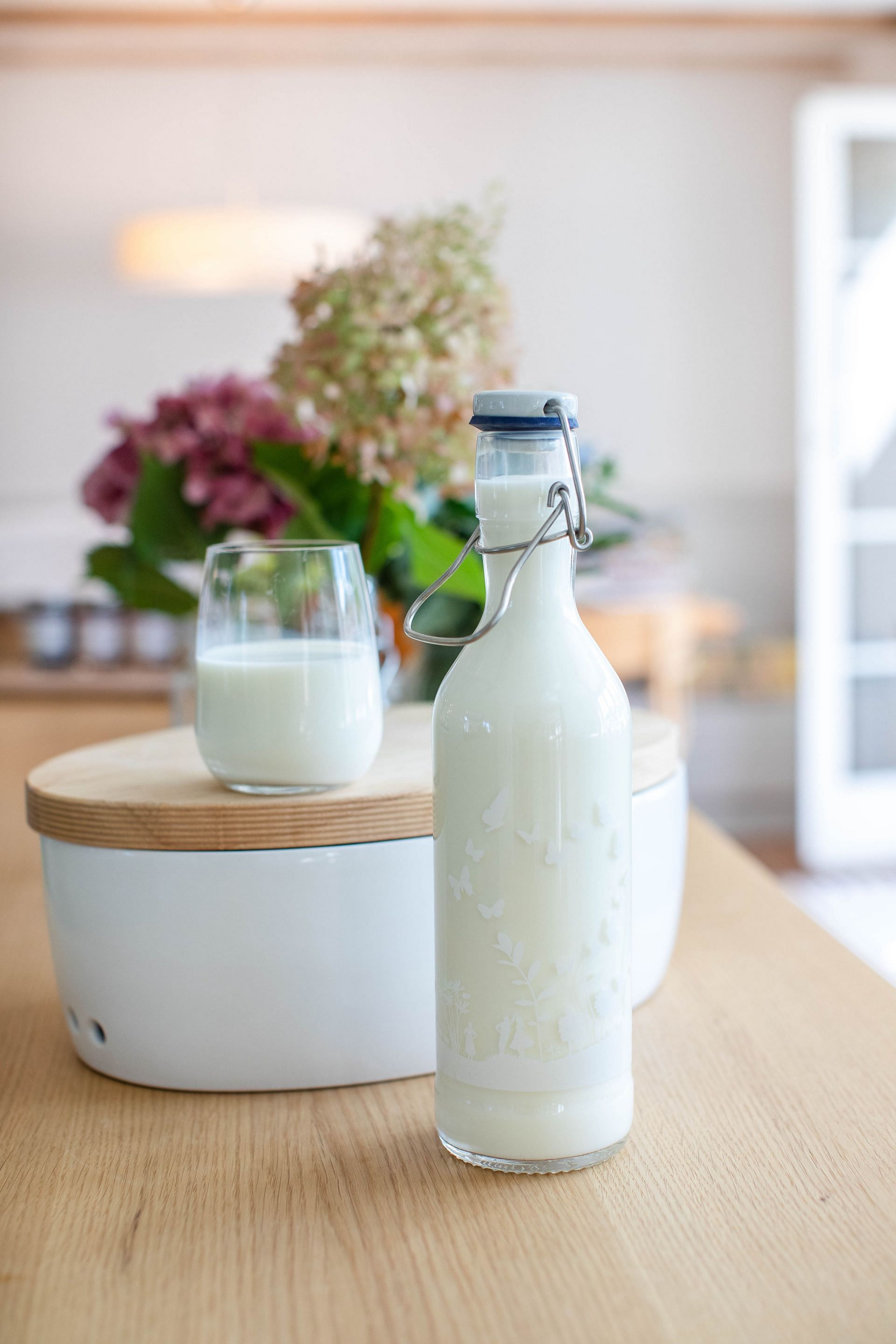 Milk is abundant in B12 and calcium (Image via Unsplash)