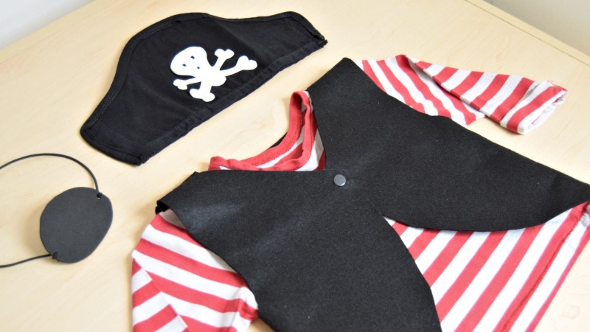 Pirate Costume (Image via AppleGreen Cottage)