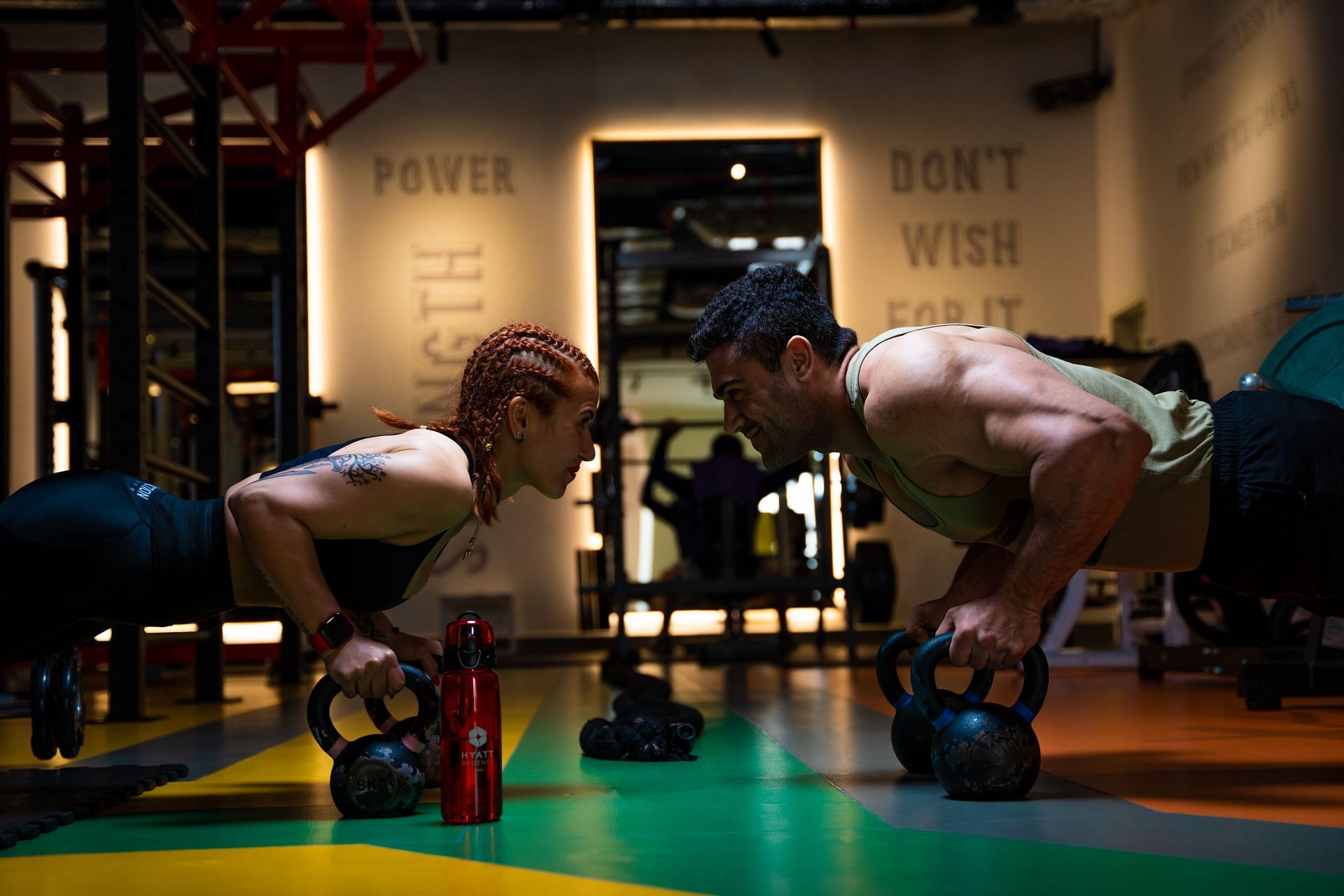Kettlebell exercises can undoubtedly help you achieve the toned abs. (Image via Unsplash/ Akram Huseyn)