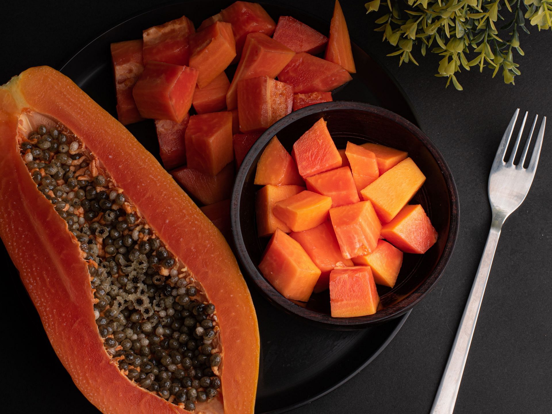 Papayas are delicious (Image via Unsplash/Pranjall Kumar)