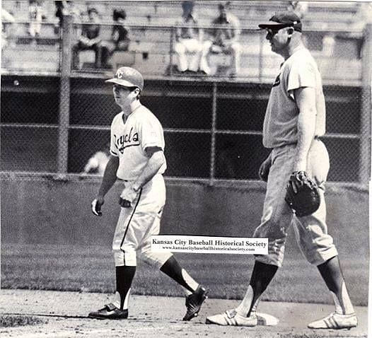 Who is the shortest MLB player in history and how do they compare to  current stats? 