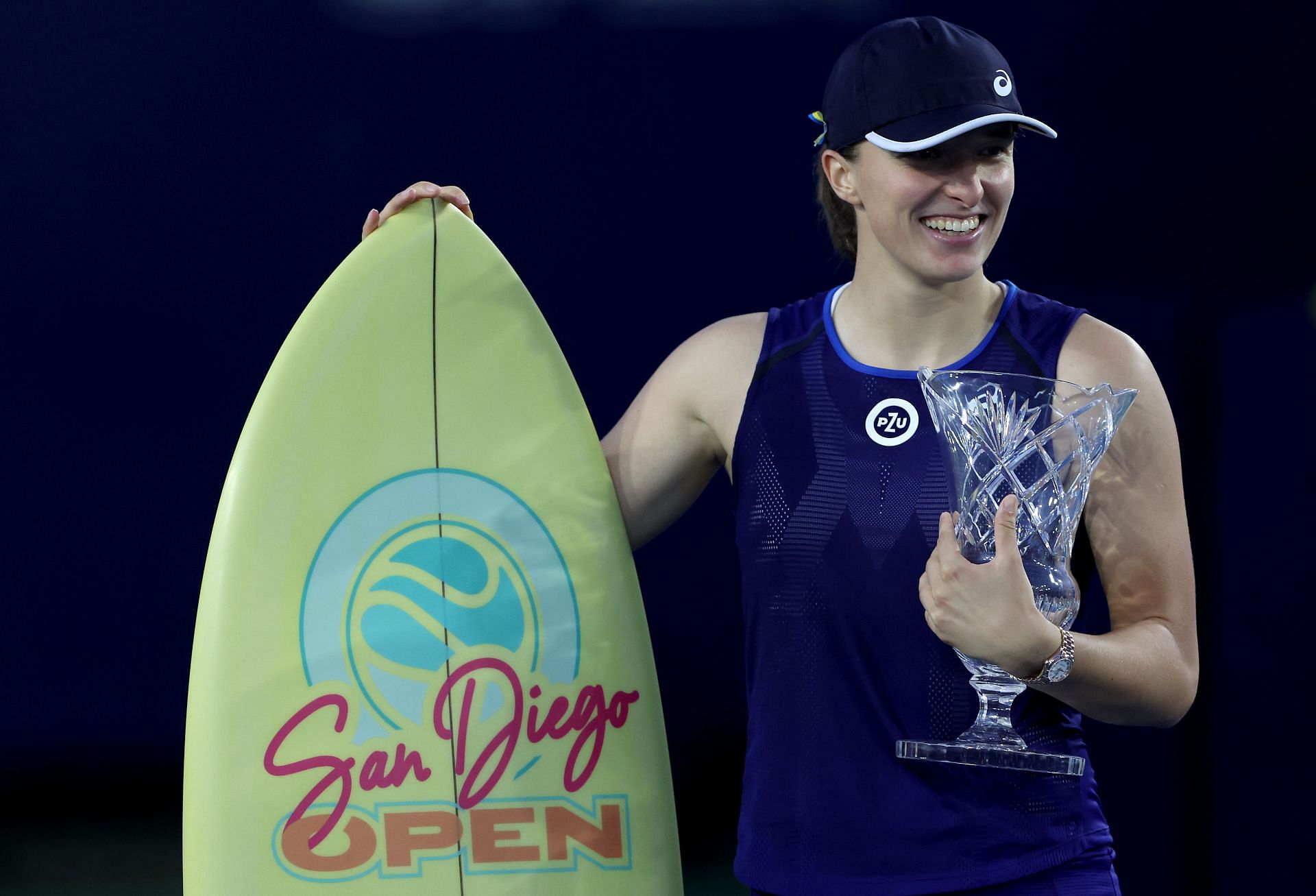 Iga Swiatek celebrates with the trophy after defeating Donna Vekic at the San Diego Open - Day 7