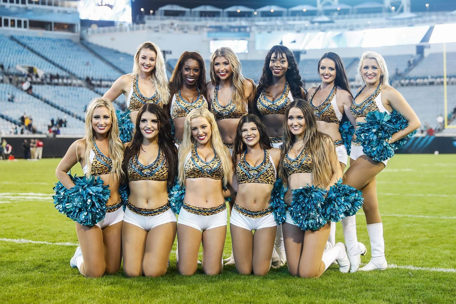 Which NFL teams have cheerleaders in 2022?