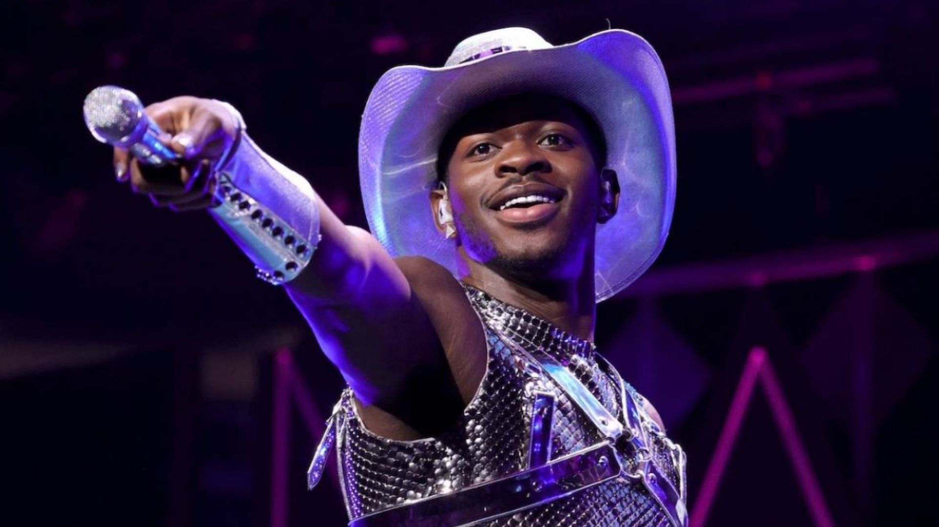 Lil Nas paused his concert to go to the toilet mid-performance. (Image via Getty)
