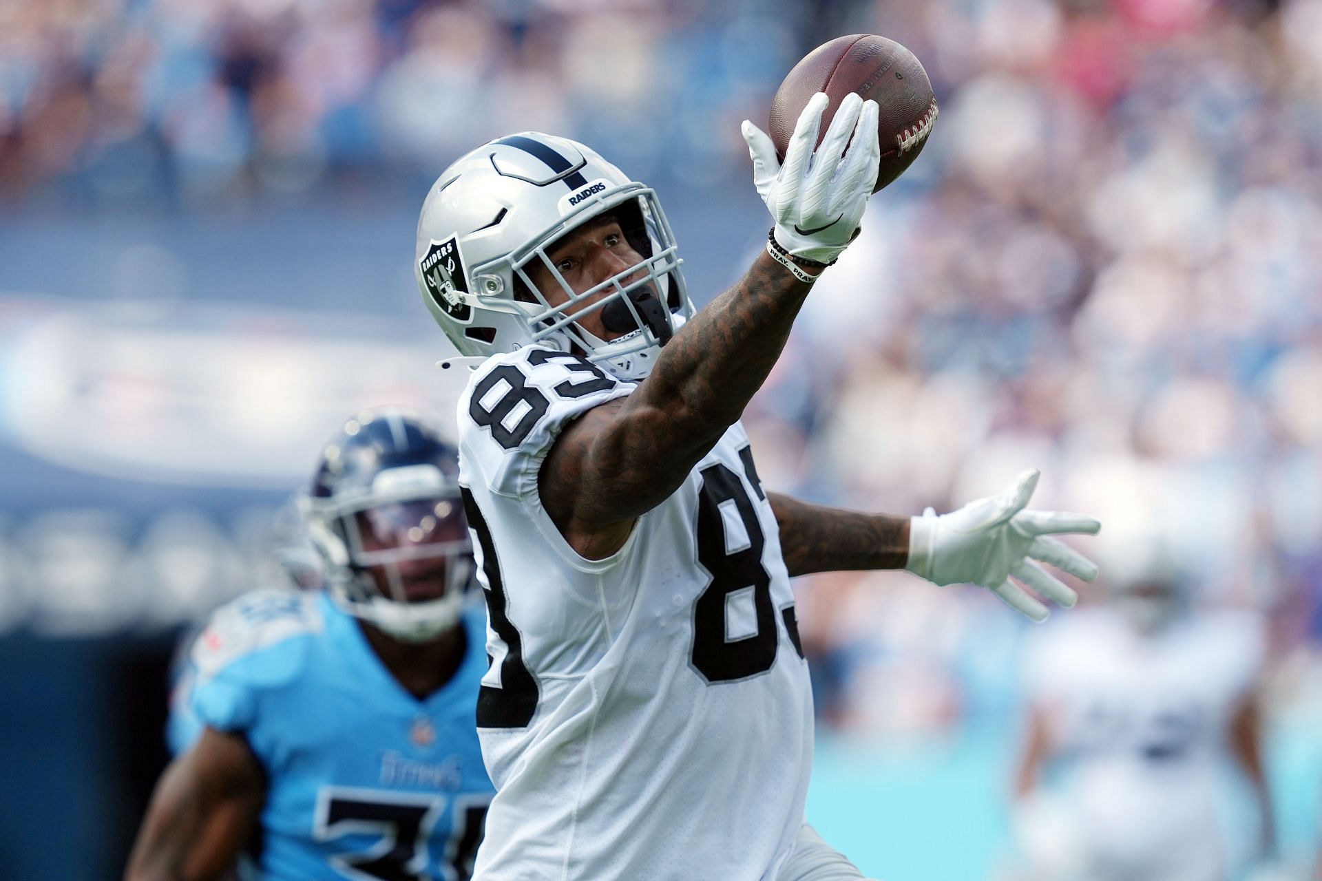 Darren Waller catches the ball against the Tennessee Titans