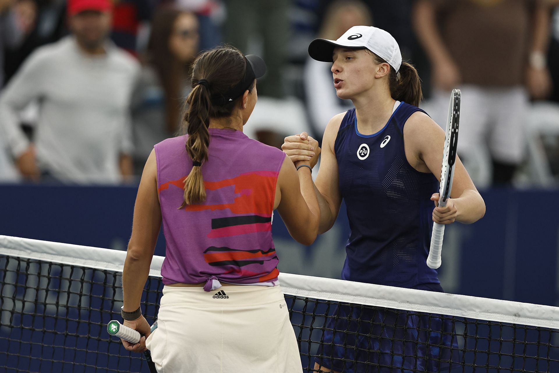Iga Swiatek and Jessica Pegula during their semifinal at the 2022 San Diego Open
