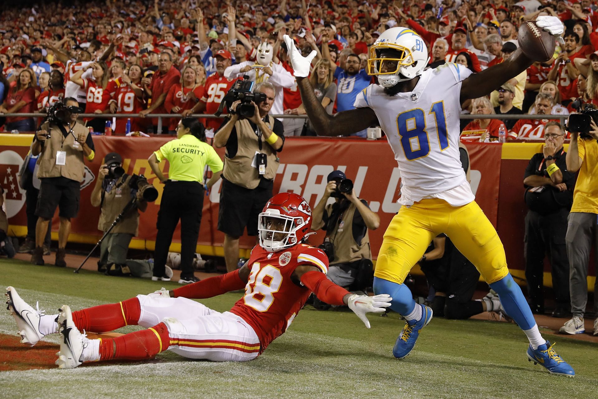 Los Angeles Chargers wide receiver Mike Williams (81) warms ups