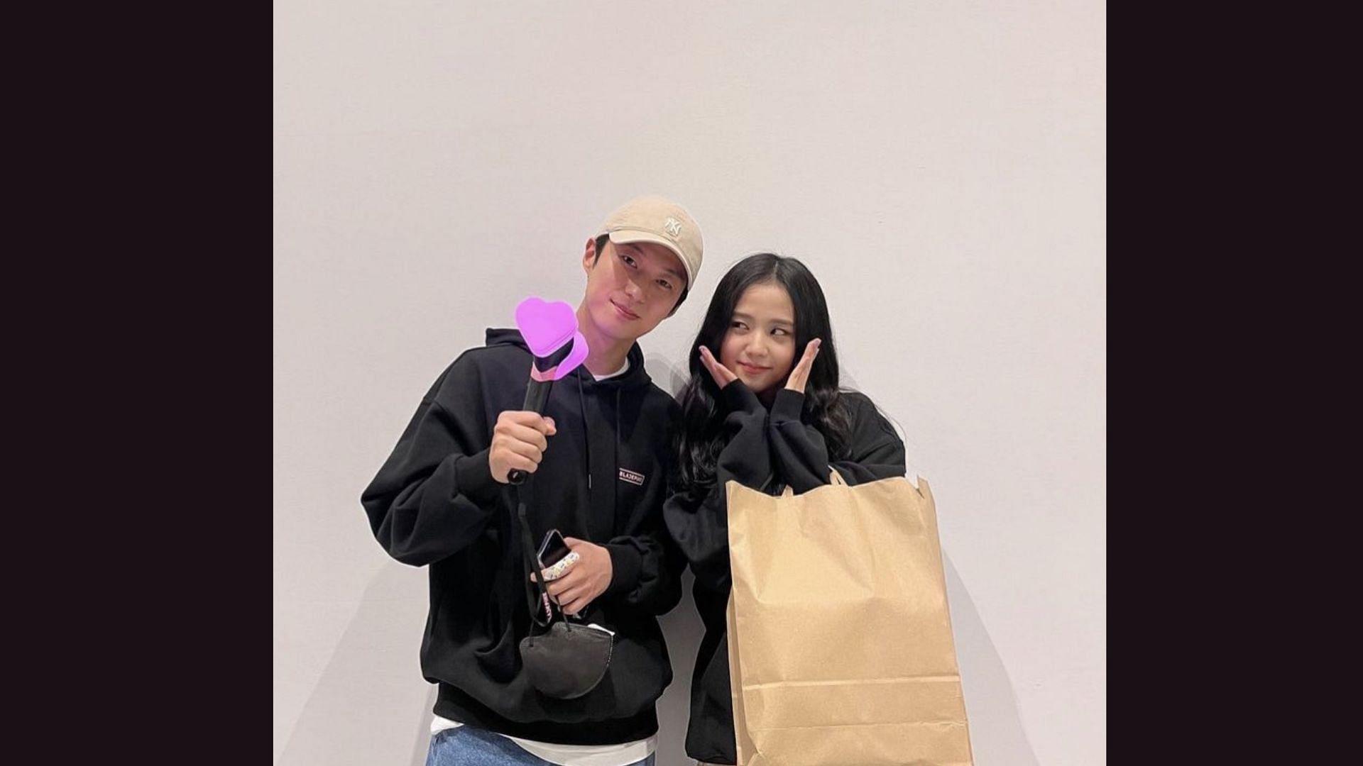 Almost all Snowdrop actors were present at the concert to show Jisoo support, including actor Ahn Dong-goo who was also decked out in BLACKPINK merch (Image via Twitter/janydior)