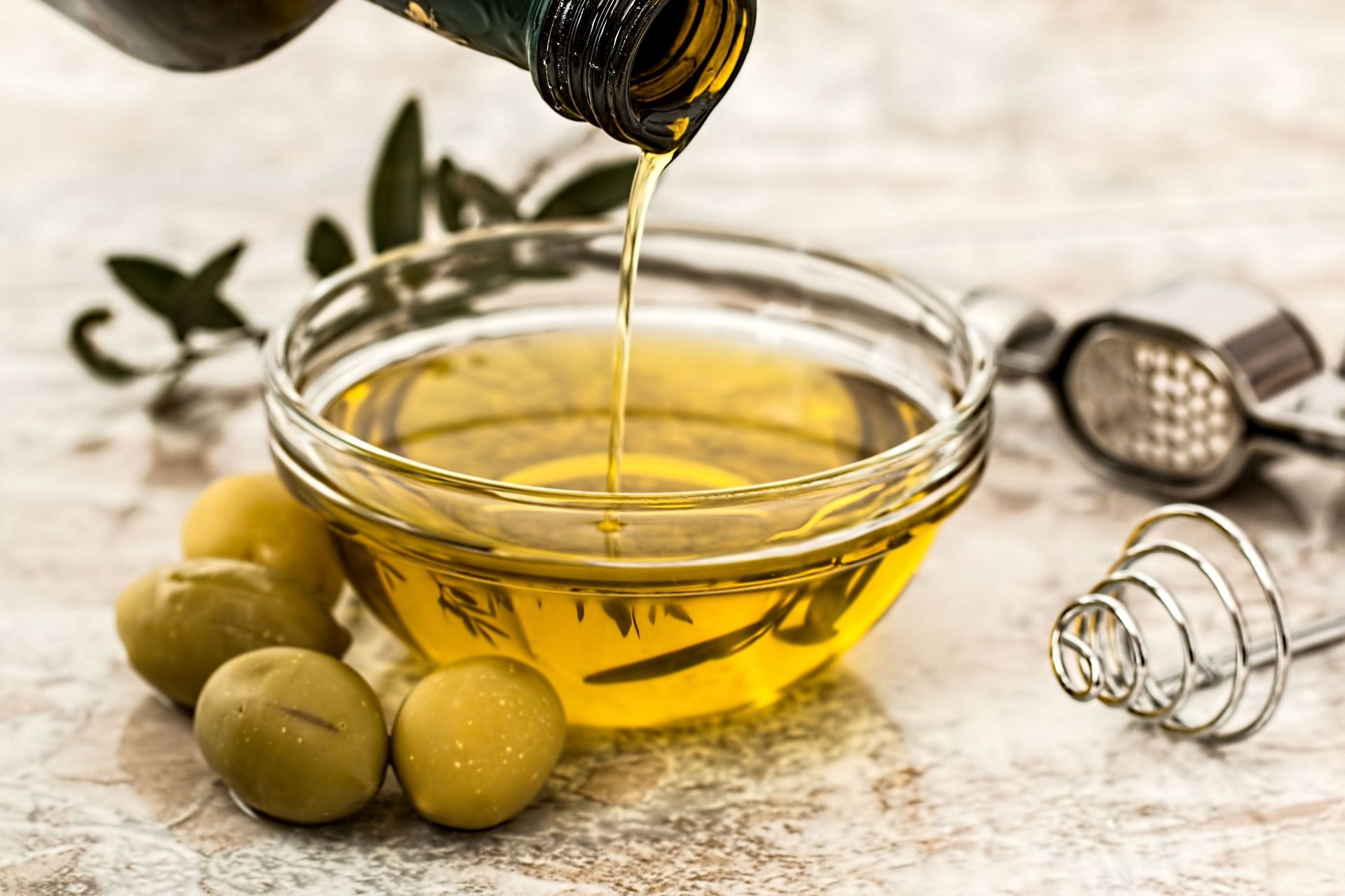 Olive oil is versatile and healthy (Image via Pexels/Pixabay)