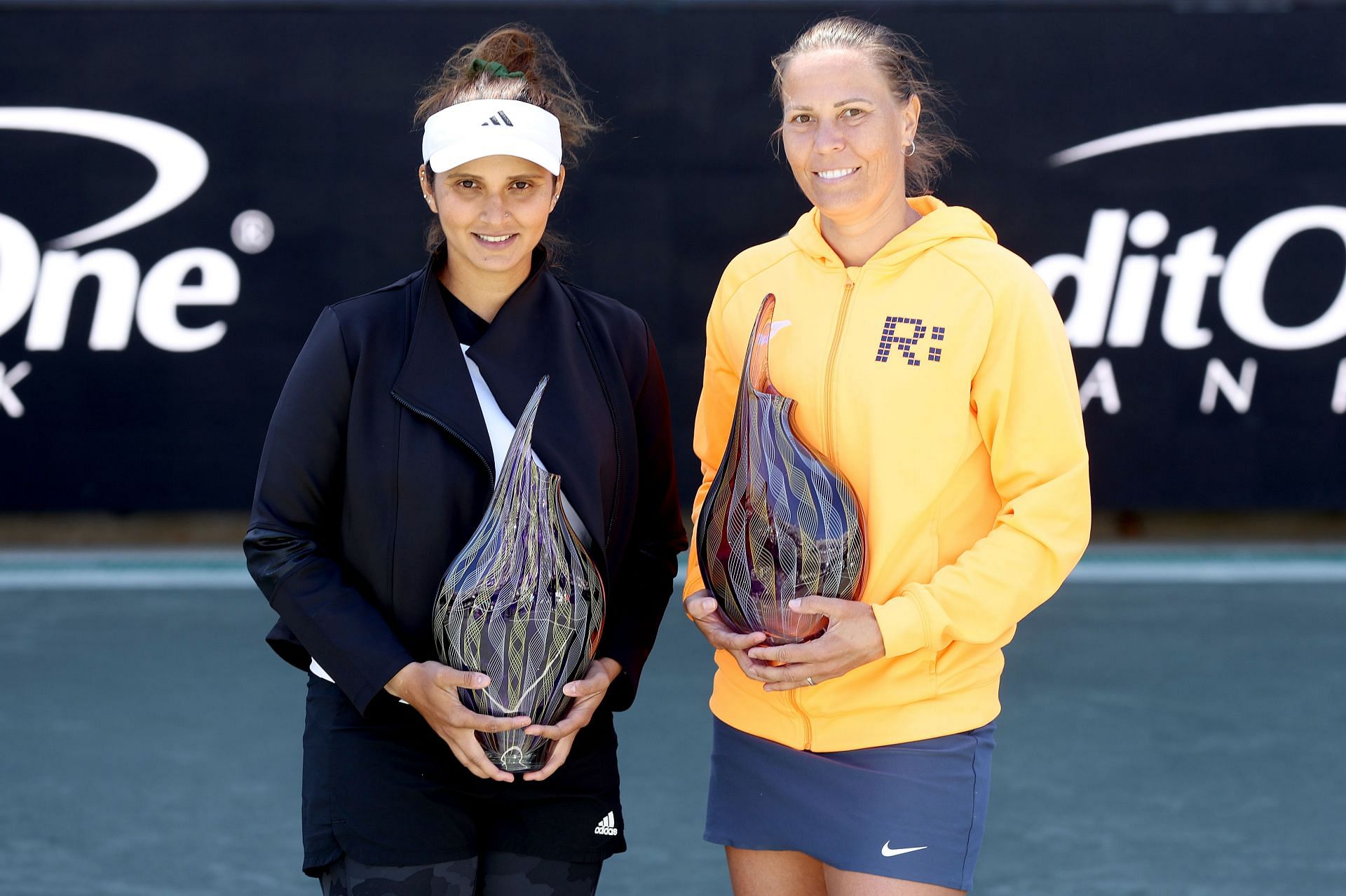 Lucie Hradecka (right) at the 2022 Credit One Charleston Open.