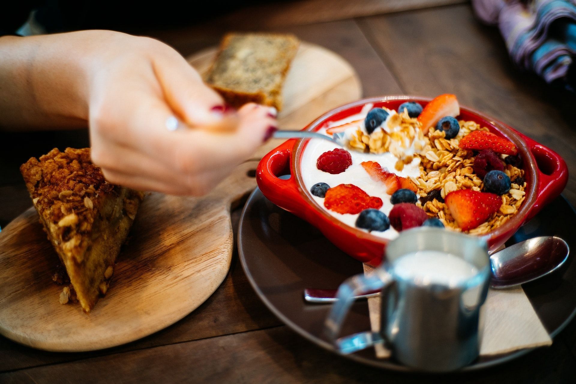 Start your day right with the correct breakfast food options. (Photo via Pexels/Flo Dahm)
