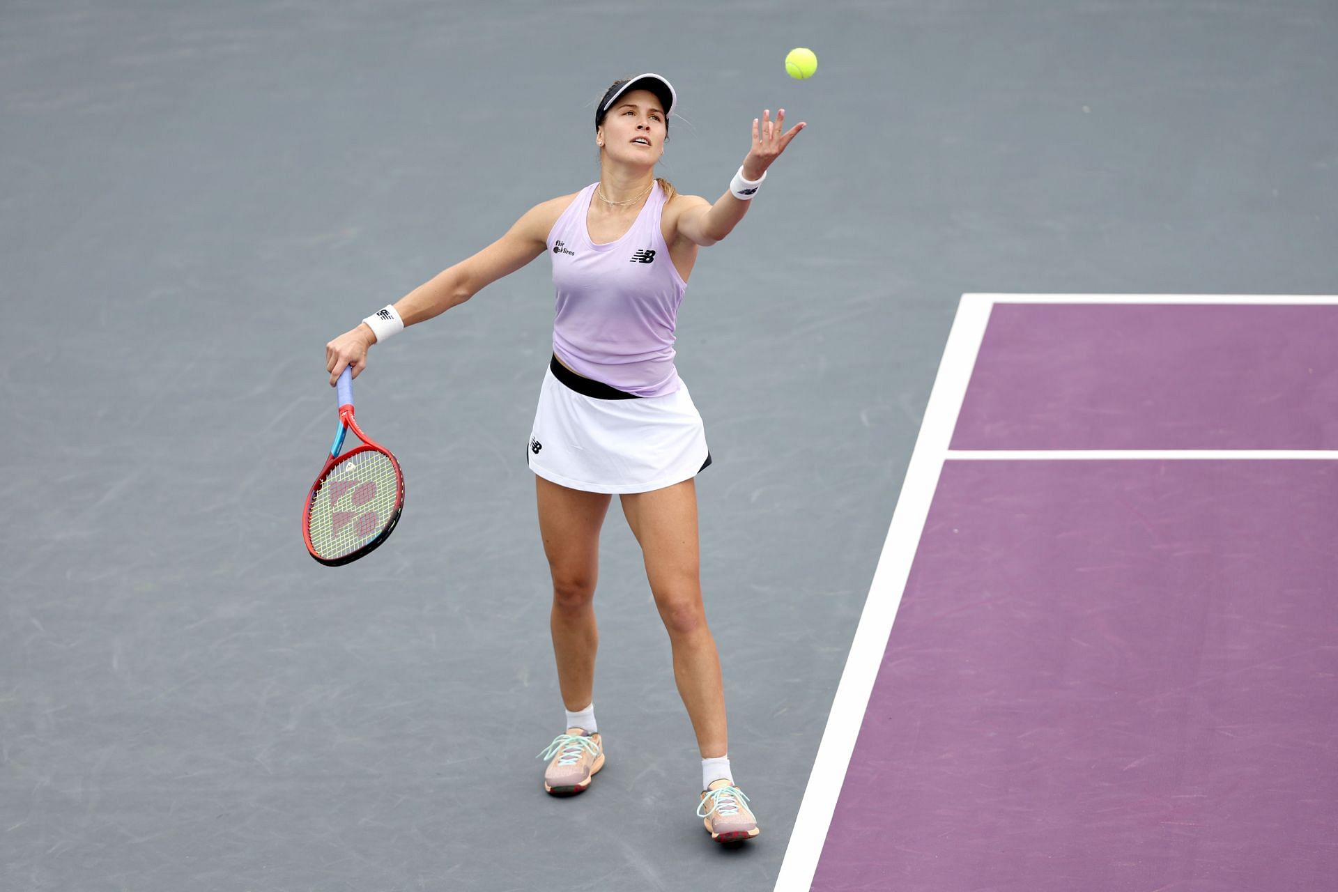 Bouchard serves to Kayla Day on Day 2 of the 2022 Guadalajara Open 