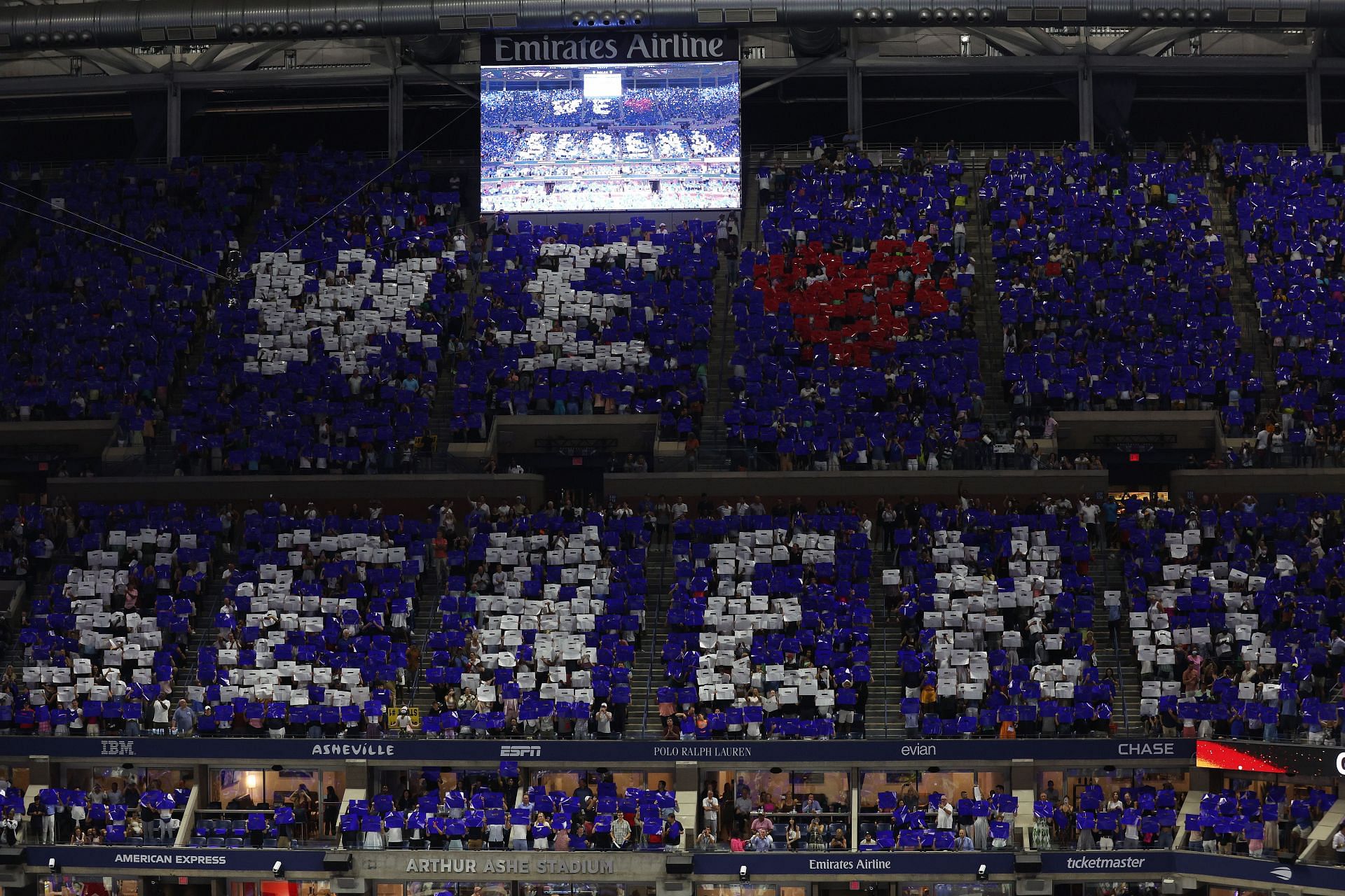 A card stunt honoring Serena Williams at the 2022 US Open.