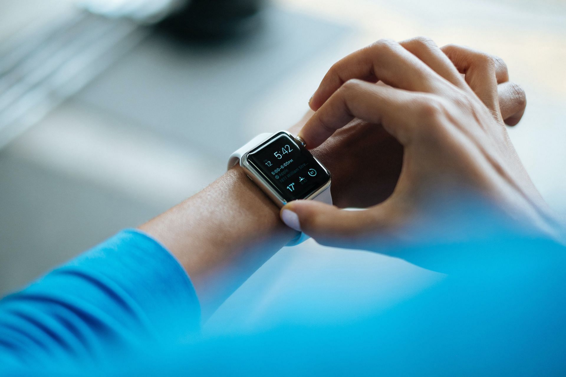 Smartwatch can help you to track and trace your daily activity. (Image via Unsplash / Luke Chesser)