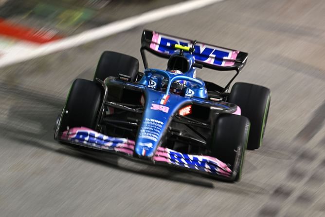 "The most pathetic sh*t I've ever seen in this sport" - Fans react to Alpine's double DNF at 2022 F1 Singapore GP