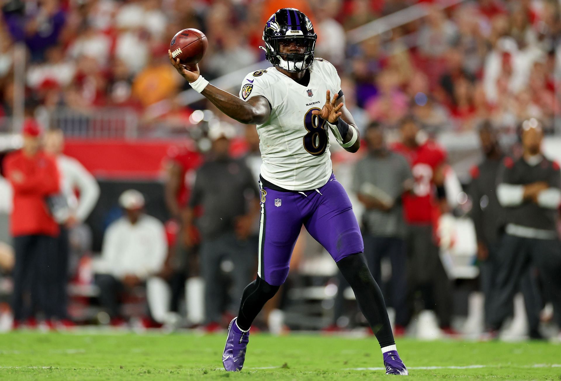 Lamar Jackson holds up 'PAY 'EM NOW' sign after win over Buccaneers -  Baltimore Beatdown