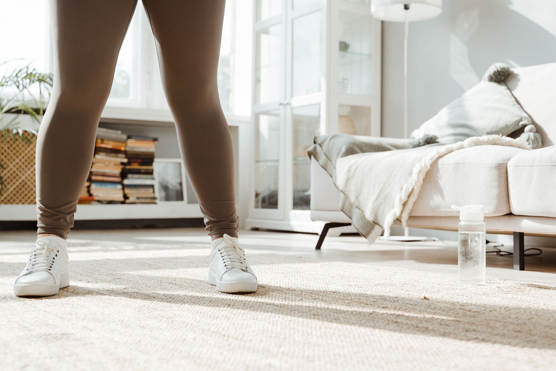 Want to lose calf fat? Try these five effective exercises. (Image via Pexels / Mart Production)