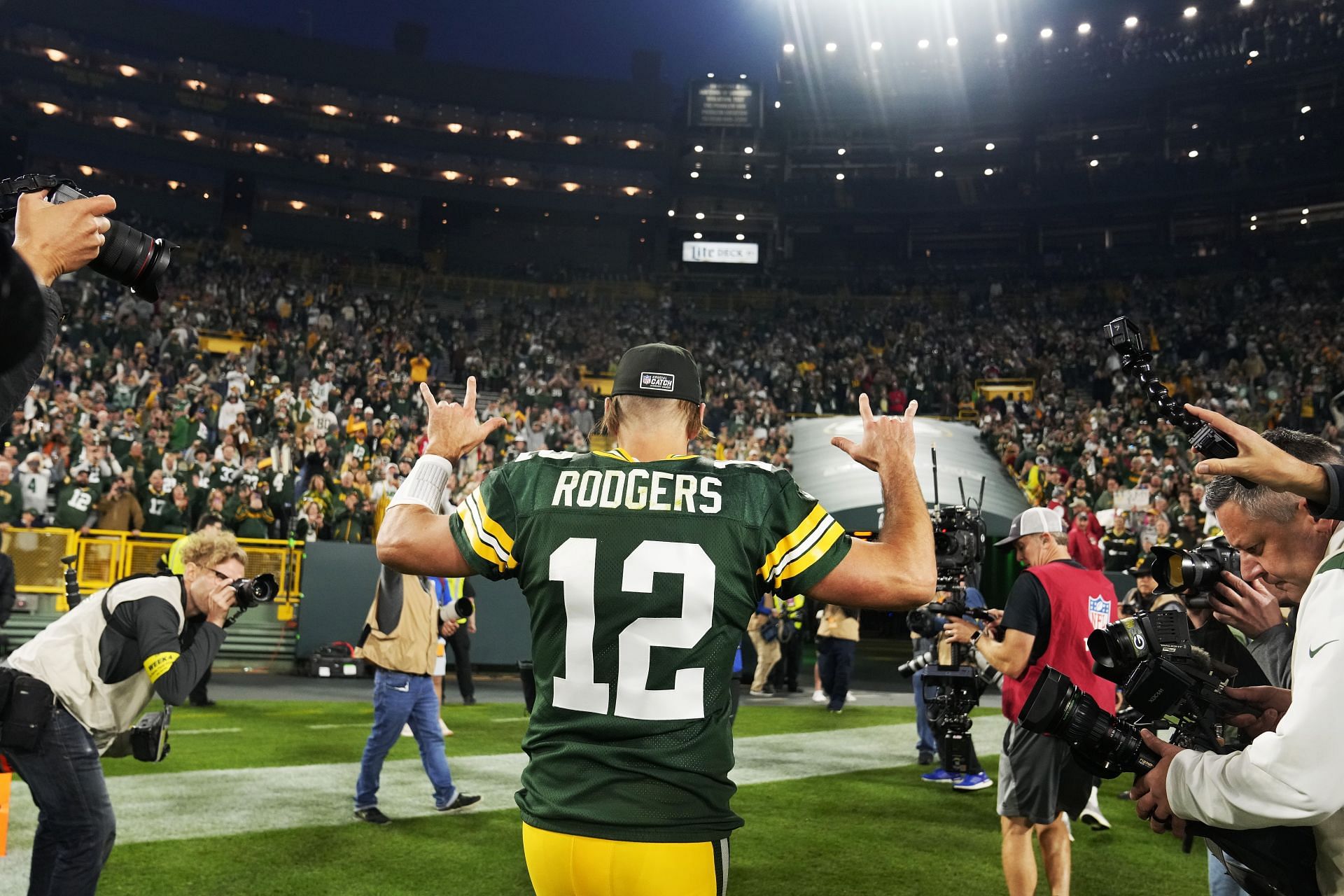 NFL fans question Aaron Rodgers' hair during Packers – Patriots