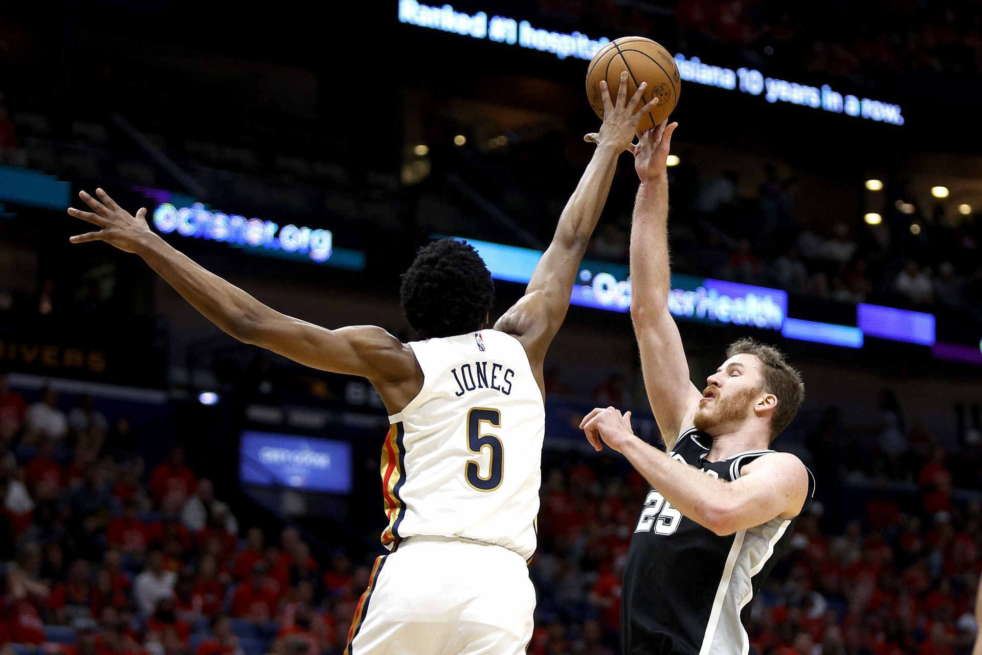 Jakob Poeltl&#039;s contract with the Spurs is coming to an end (Image via Getty Images)