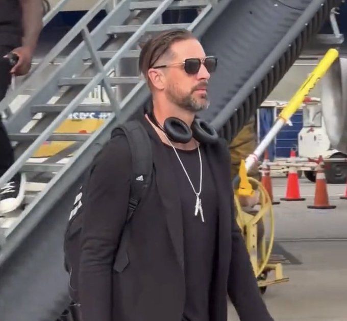 That's a Good Sign”: Aaron Rodgers' New Haircut After Ditching Packers  Leaves Jets Fans Baffled - EssentiallySports