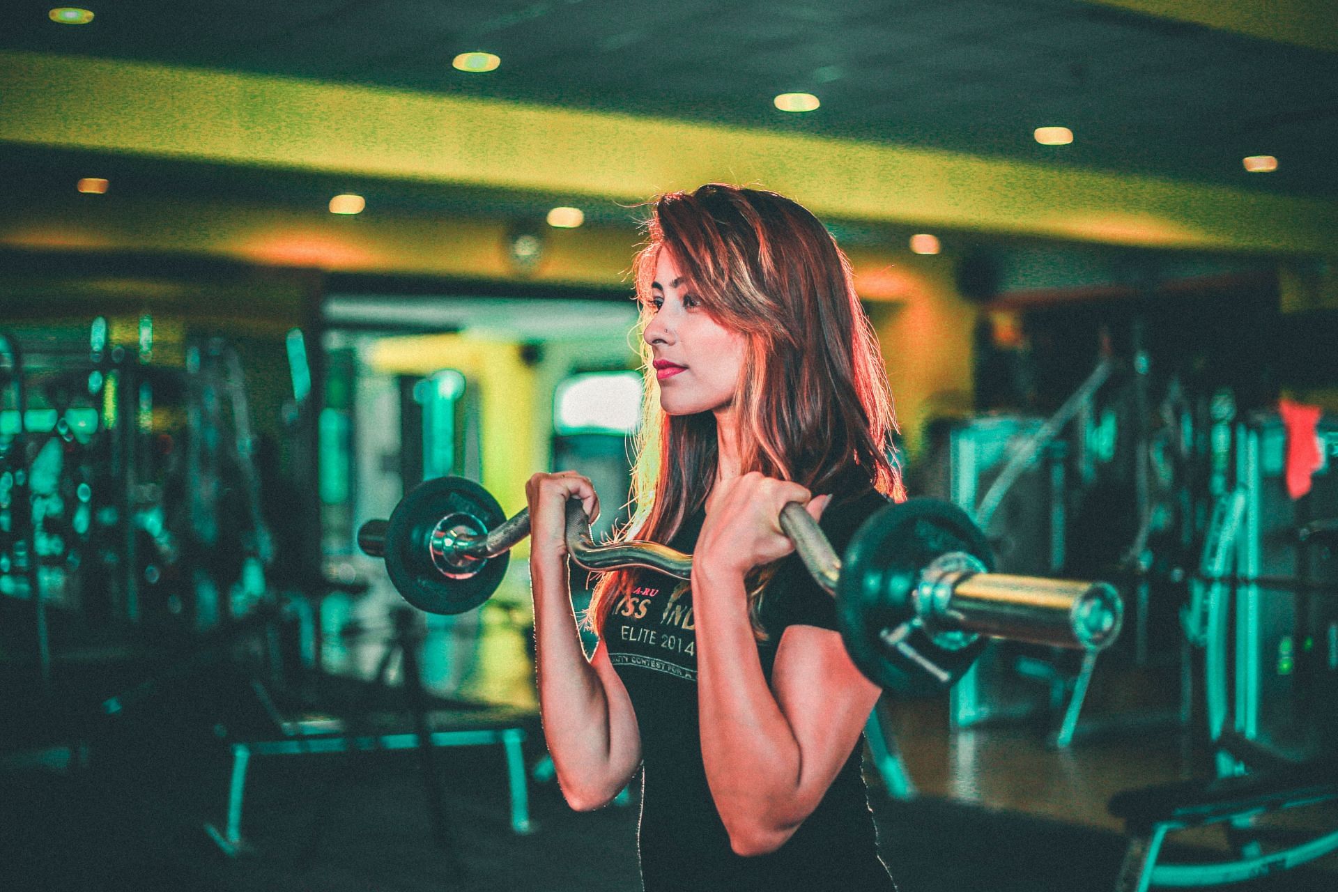 Your weight and the length of each set determine significantly impact how many calories you burn while lifting weights. (Image via Unsplash/ Gursimrat Ganda)