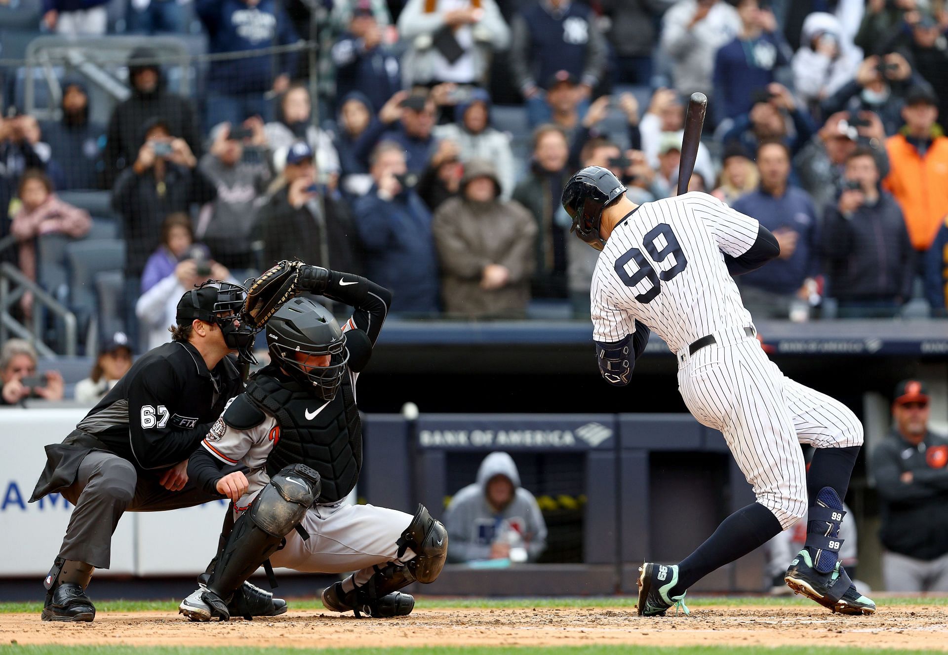 Aaron Judge slams helmet as home run frustration grows