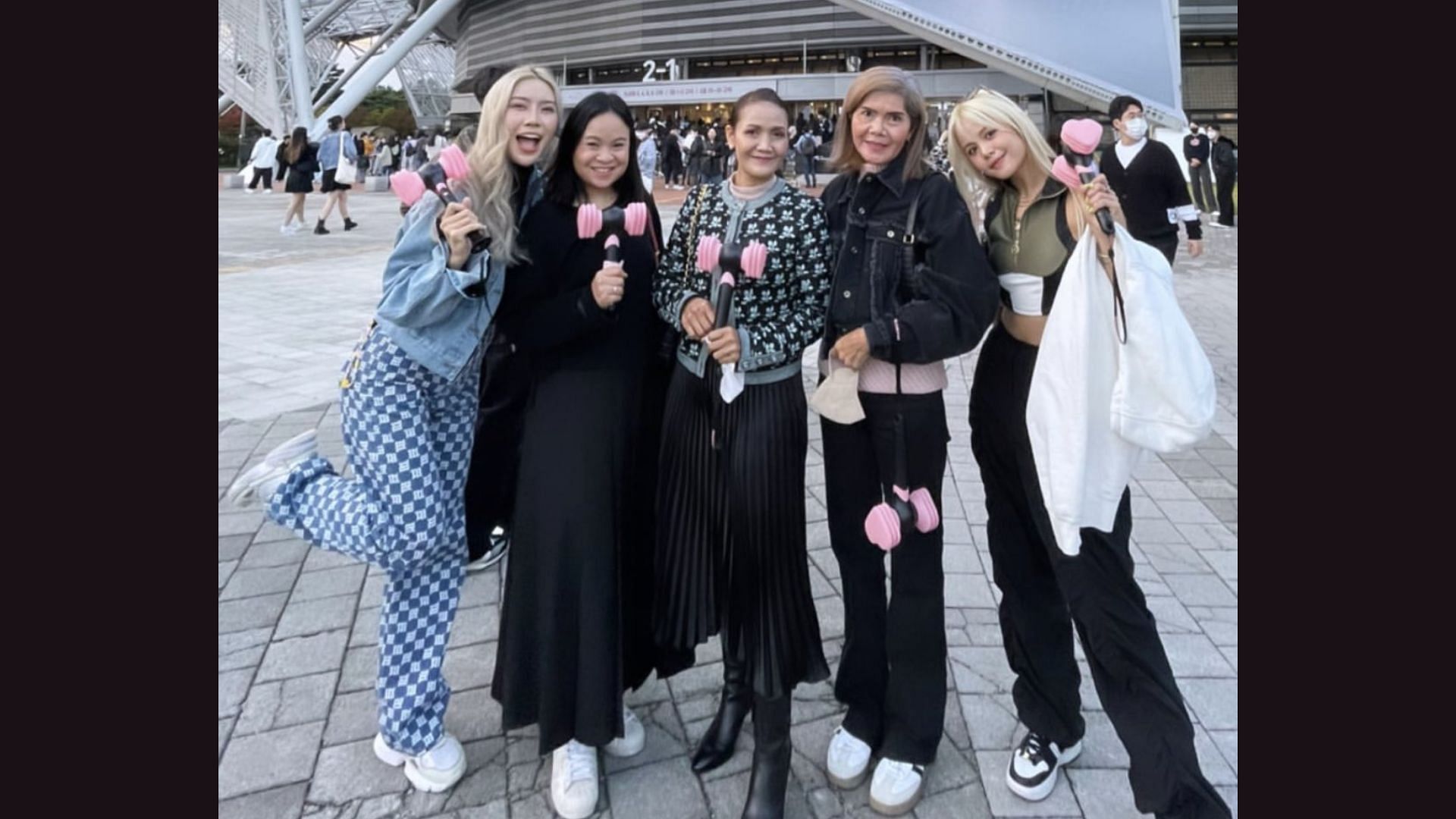 Lisa&#039;s family was spotted with former CLC member Sorn (extreme right) at the Born Pink concert (Image via Twitter/Blackpink88xo)