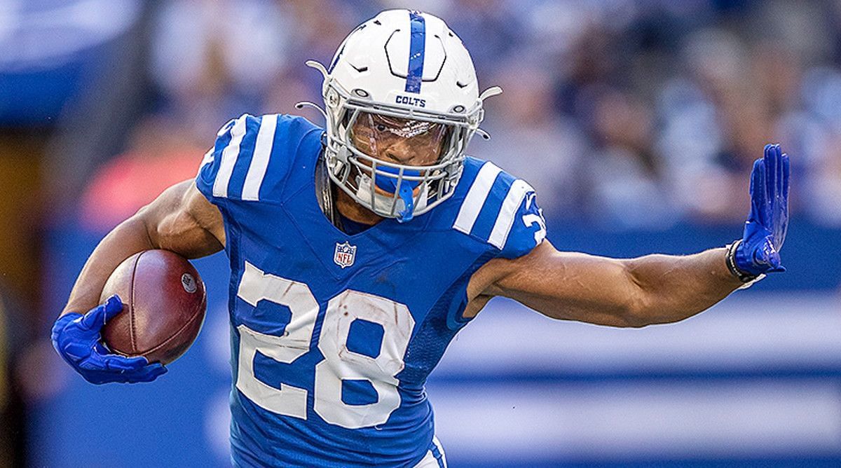 Indianapolis Colts warm up for the Tennessee Titans