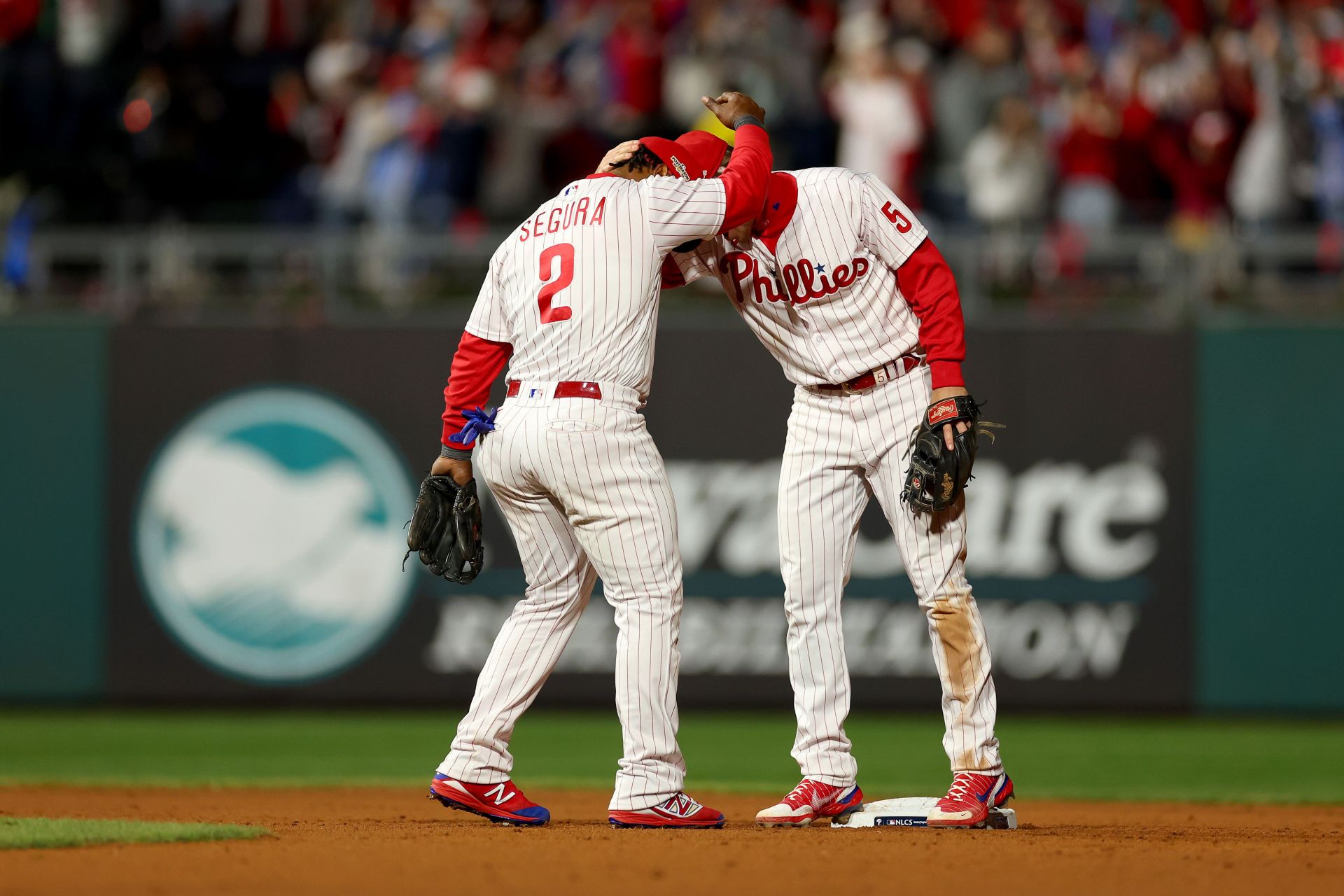 Watch: Super Bowl champion and Philadelphia Eagles legend Jason Kelce downs  a can of beer in the NLCS match between the Phillies and the Padres