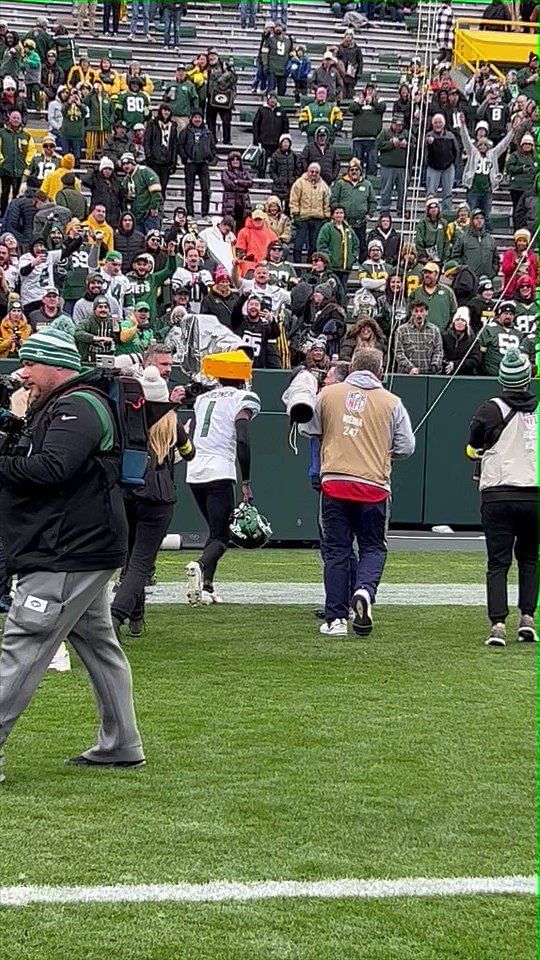 Sauce Gardner taunts Packers in Green Bay with cheesehead, promptly has it  smacked off