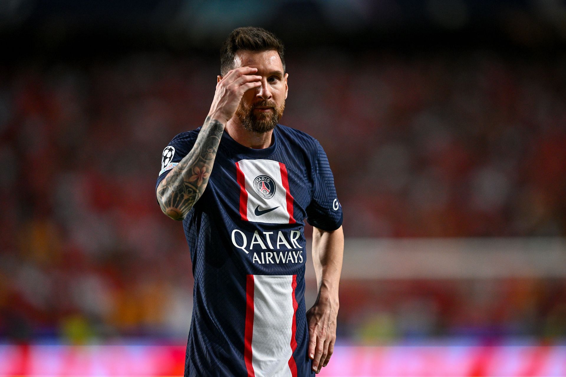 Messi é idolatrado ao final do jogo contra Reims e tira até foto