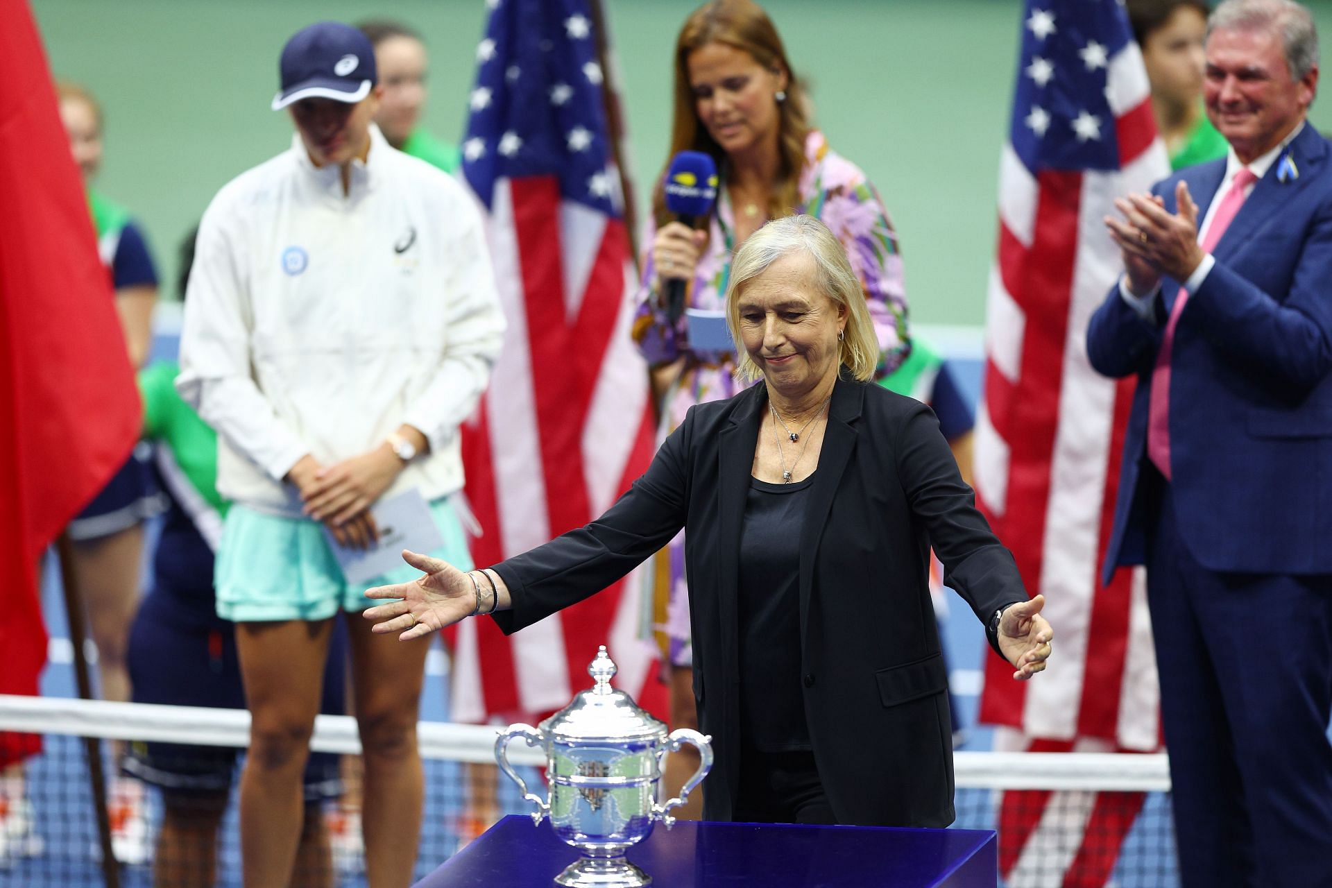 Martina Navratilova presents the championship trophy to Iga Swiatek after she defeated Ons Jabeur at the 2022 US Open 