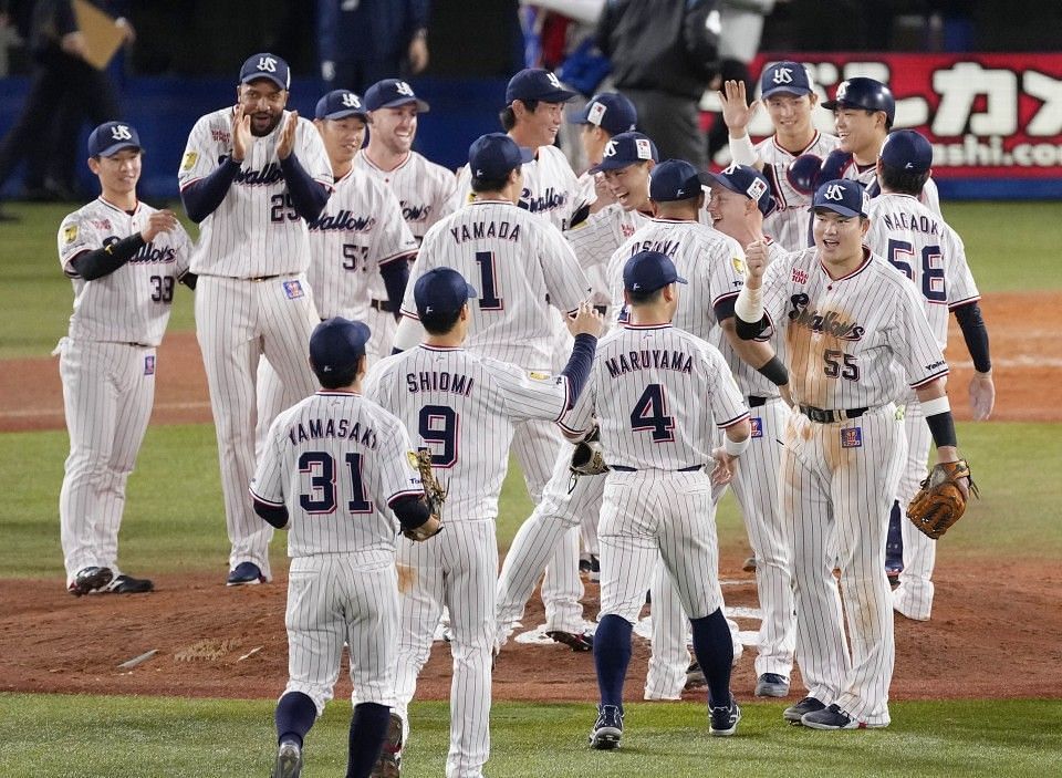 The Tokyo Yakult Swallows celebrate after defeating the Hanshin Tigers (Photo from Kyodo News)