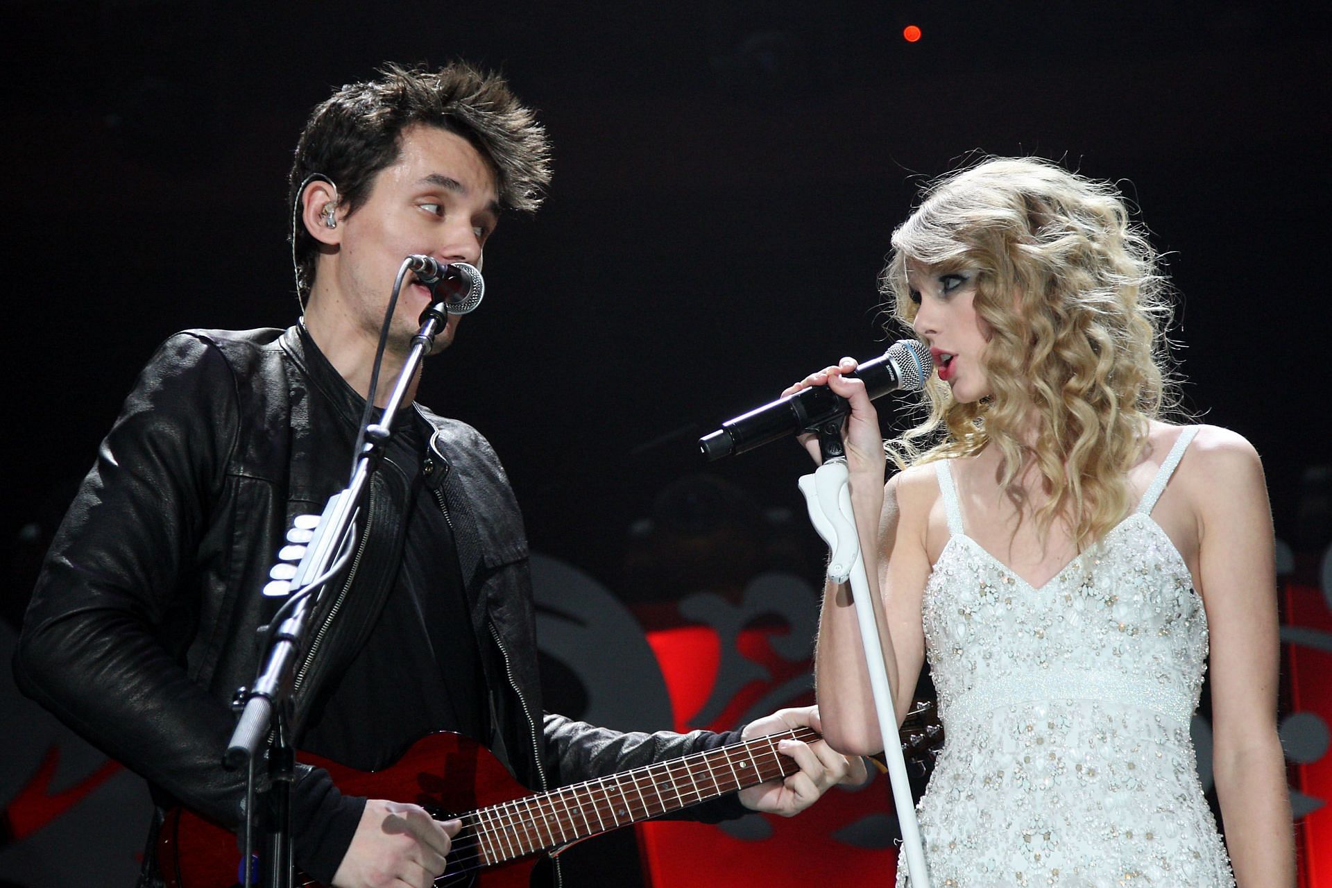 John Mayer and Taylor Swift perform at the Jingle Ball in NYC 2009 (image via Shutter Shock)