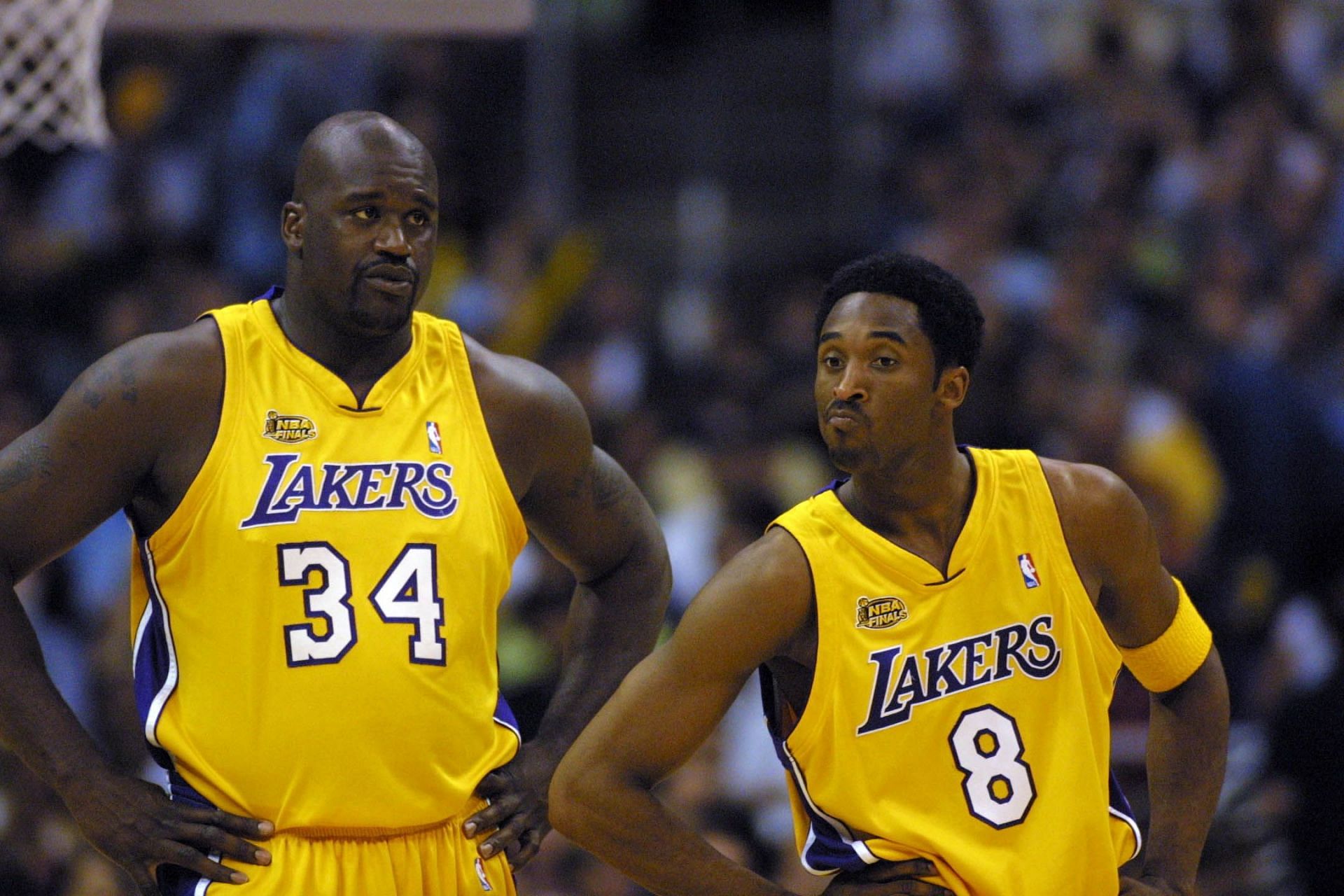 Shaquille O'Neal (izquierda) y Kobe Bryant con los LA Lakers en 2001