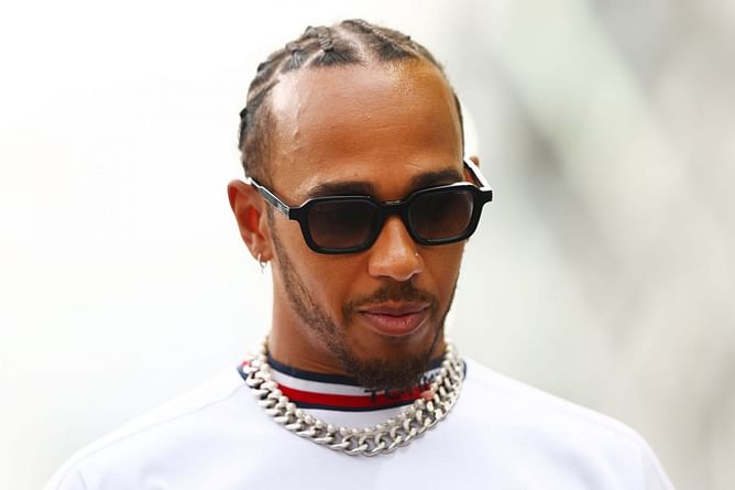 "His age is getting to him"- Fans react to Lewis Hamilton's poor P9 finish at 2022 F1 Singapore GP